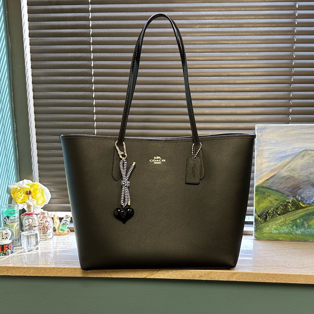 Coach Black Leather City Tote with Coach Organizer🥰🥰